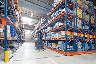 Mobilūs paletiniai stelažai užtikrina didelę talpą ir tiesioginę prieigą prie prekių