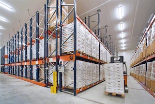 Kai šakinis krautuvas išvažiuoja iš tarpueilio, operatorius turi nustatyti sistemą iš naujo