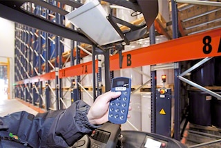 Operatorius duoda nurodymą atverti darbinį mobilaus stelažo tarpueilį