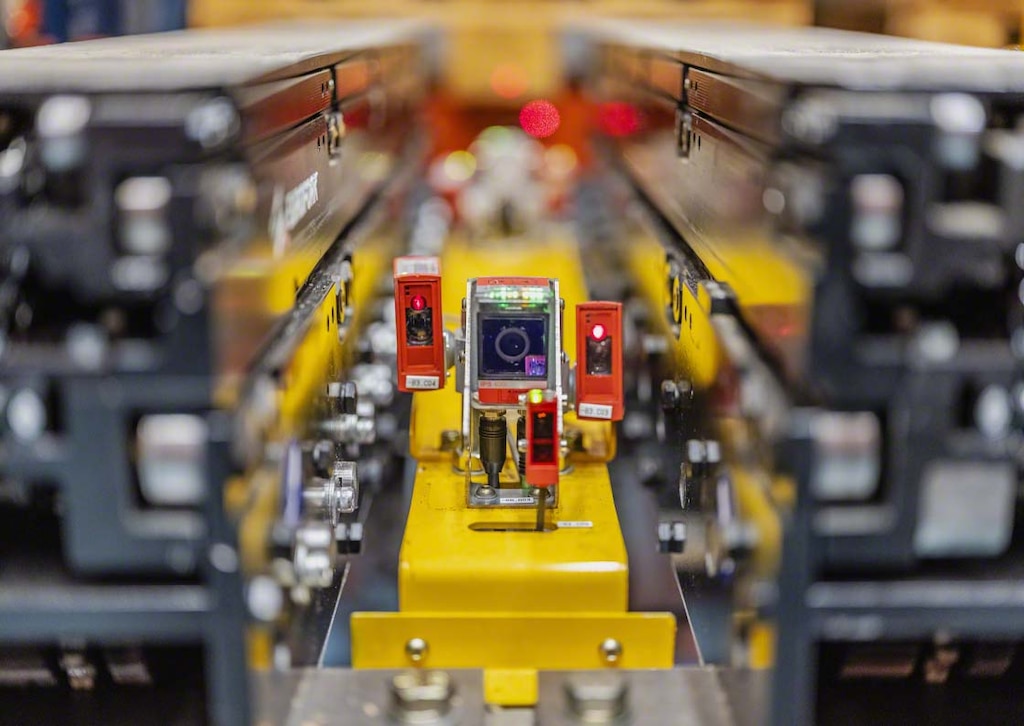 „Mecalux“ pažangi automatinių aukštųjų stelažų krautuvų padėklams padėties nustatymo sistema