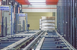 Grandininiai konvejeriai transportuoja padėklus, kurių dugnas yra statmenas judėjimo krypčiai