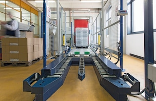 Padėklų konvejerių sistemos su įvažiuojamais ir išvažiuojamais kreipiamaisiais bėgiais leidžia pakrauti ir iškrauti prekes naudojantis padėklų vežimėliais