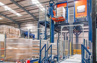 Konvejerių linijose galima įrengti padėklų konvejerių keltuvus, jungiančius kelis aukštus