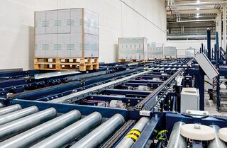 Konvejerinės sistemos padėklams greitai ir saugiai transportuoja prekes