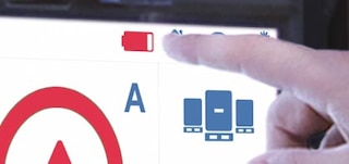 Įspėjime apie mažą akumuliatoriaus įkrovą nurodoma, kad reikia pakeisti arba įkrauti akumuliatorių