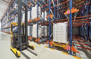 Stelažų sistema „Pallet Shuttle“ suteikia galimybę sandėliuoti didelius maišus