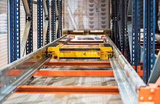 „Shuttle“ stelažų sistema automatizuoja padėklų sandėliavimą ir jų išėmimą iš giliųjų kanalų