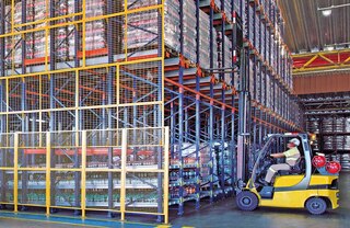 Apatinis „Pallet Shuttle“ sandėliavimo sistemos lygis gali būti rezervuotas prekių surinkimui naudojant gravitacinę sistemą