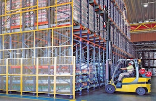 Apatinis „Pallet Shuttle“ sandėliavimo sistemos lygis gali būti rezervuotas prekių surinkimui naudojant gravitacinę sistemą