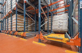 „Pallet Shuttle“ sistema leidžia kiekviename kanale saugoti vieną konkretų SKU tipą