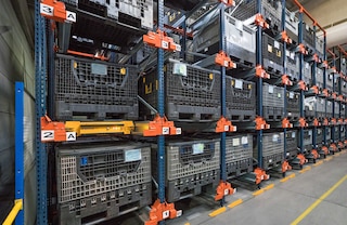 „Pallet Shuttle“ sistema taip pat gali valdyti kitas vienetinių krovinių rūšis, pvz., plastikinius konteinerius