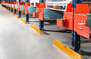 Priekiniai apsaugai rodo operatoriui ribą, kurios krautuvas negali viršyti