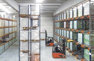 „Pallet Shuttle“ sandėliavimo sistema gali būti derinama su reguliuojamaisiais padėklų stelažais