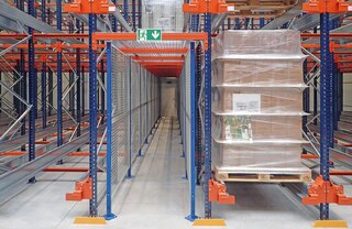 Galima įrengti evakuacijos / techninės priežiūros praėjimus, kurie eina per „Pallet Shuttle“ stelažus