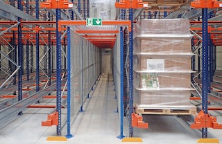 Galima įrengti evakuacijos / techninės priežiūros praėjimus, kurie eina per „Pallet Shuttle“ stelažus