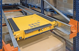 „Pallet Shuttle“ vežimėlis važiuoja atraminiais bėgiais, nutiestais stelažų sandėliavimo kanaluose