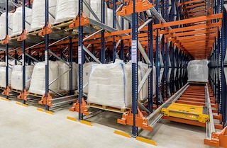 Pallet Shuttle gali veikti gilesniuose nei 60 m stelažuose