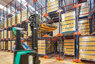 Pallet Shuttle sistemą rekomenduojama naudoti sandėliuose, kuriuose vyksta daug prekių įvežimo ir išvežimo procesų