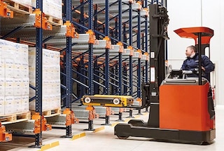 Šakinis krautuvas padeda Shuttle vežimėlį prieigos prie kanalo vietoje