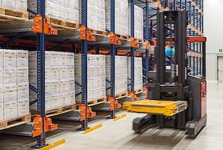 Operatorius, naudodamas šakinį krautuvą, pakelia Shuttle vežimėlį ir nuveža jį į paskirtą kanalą