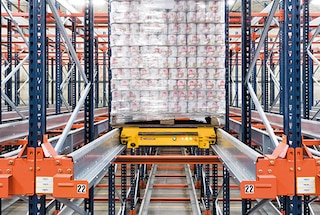 Shuttle vežimėlis transportuoja padėklą į giliausią laisvą vietą