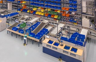 Produktų komplektavimo robotą galima lengvai integruoti į įvairias automatizuotas sandėliavimo sistemas