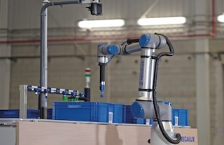 Vaizdo sistemos kamera perduoda dėžės turinio vaizdą