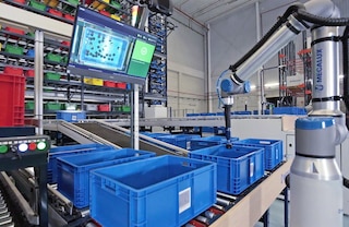 Produktų komplektavimo robotai visiškai autonomiškai paima prekes iš vienos dėžės ir perkelia jas į kitą