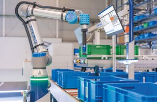 Produktų komplektavimo robotai visiškai autonomiškai paima prekes iš vienos dėžės ir perkelia jas į kitą