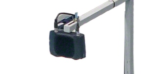 Produktų komplektavimo robotas fotoaparatu nufotografuoja SKU turinčio krepšio turinį