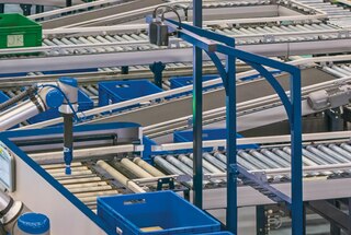 Produktų komplektavimo roboto vaizdo programinė įranga nustato gaminį, kurį reikia paimti, ir paskaičiuoja, kaip tai padaryti
