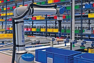 Produktų komplektavimo roboto ranka paima gaminį iš SKU dėžės ir įdeda jį į užsakymo dėžę