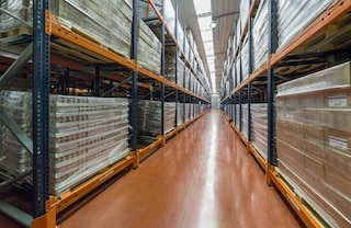 Įstumiami stelažai (push-back) veikia vadovaujantis LIFO (paskutinės įsigytos prekės yra parduodamos arba išleidžiamos pirmiausia) valdymo sistema, todėl prie prekių galima prieiti iš vieno praėjimo
