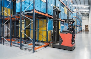 Įstumiamuose stelažuose (push-back) galima laikyti ir kitokio tipo vienetinius krovinius, įskaitant metalinius konteinerius