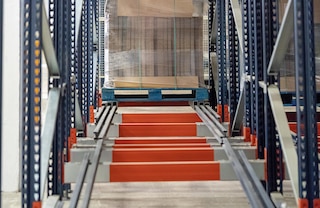 Vežimėlių ir bėgių sistemą palaiko sijos, ji yra montuojama šiek tiek nuožulniai