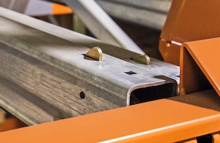 Užrakto jungiklis neleidžia vežimėliui judėti, jei padėklas nėra tinkamai padėtas