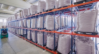 Įstumiami stelažai (push-back)