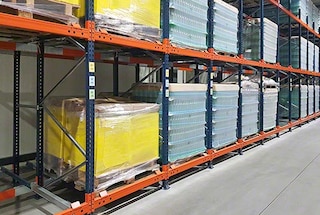 Įstumiami stelažai (push-back) palengvina krovinių partijų sandėliavimą