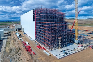 Pastatai iš stelažinių laikančiųjų konstrukcijų leidžia sutrumpinti projekto įgyvendinimo laiką, palyginti su tradiciniais sandėliais