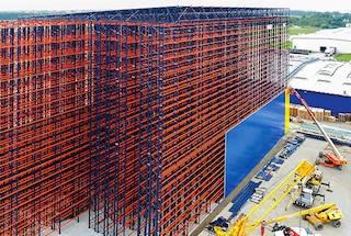 Sumontavus pirmuosius stelažus, pradedama montuoti danga