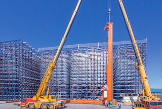 Sandėlyje iš stelažinių laikančiųjų konstrukcijų pradedama montuoti krovos įranga