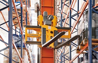 Dėl trišakio krautuvo ištraukimo sistemos galima sukrauti ir iškrauti padėklus trijose padėtyse: dviejose šoninėse ir vienoje priekinėje