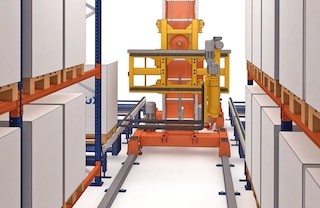 Trišakiai krautuvai paima padėklus tarpueilio gale