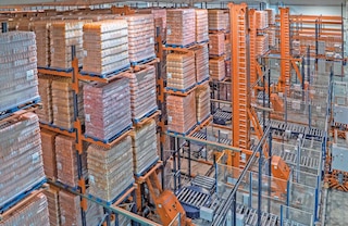 Trikrypčiai automatiniai stelažų krautuvai padėklams padeda išnaudoti kuo daugiau sandėlio aukščio