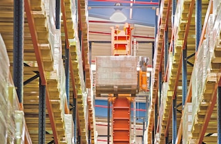 Trikrypčiams stelažų krautuvams padėklams nereikia sumontuoti viršutinio kreipiamojo pagrindo ar viršutinių kreipiamųjų bėgelių