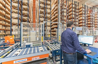 Trikrypčiams stelažų krautuvams padėklams naudojamos dvi programinės įrangos programos: SKS ir SVS