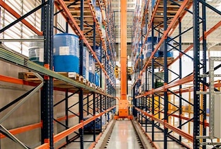 Naudojant trikrypčius automatinių stelažų krautuvus padėklams automatizuojami esami sandėliai