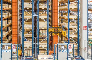 Trikrypčiai automatiniai stelažų krautuvai padėklams padidina sandėlio produktyvumą