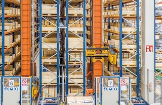Trikrypčiai automatiniai stelažų krautuvai padėklams padidina sandėlio produktyvumą
