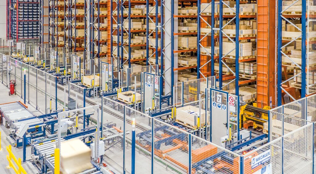 Trikrypčiai automatiniai stelažų krautuvai padėklams